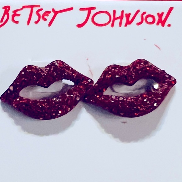 New Betsey Johnson Pavé Lips Stud Earrings - Picture 8 of 9